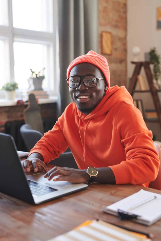 Smiling student at desk 1190587 scaled